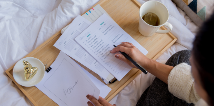 Mujer organizando tareas