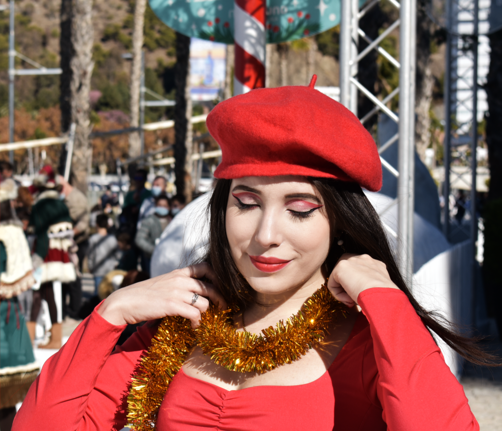 Chica de rojo posando