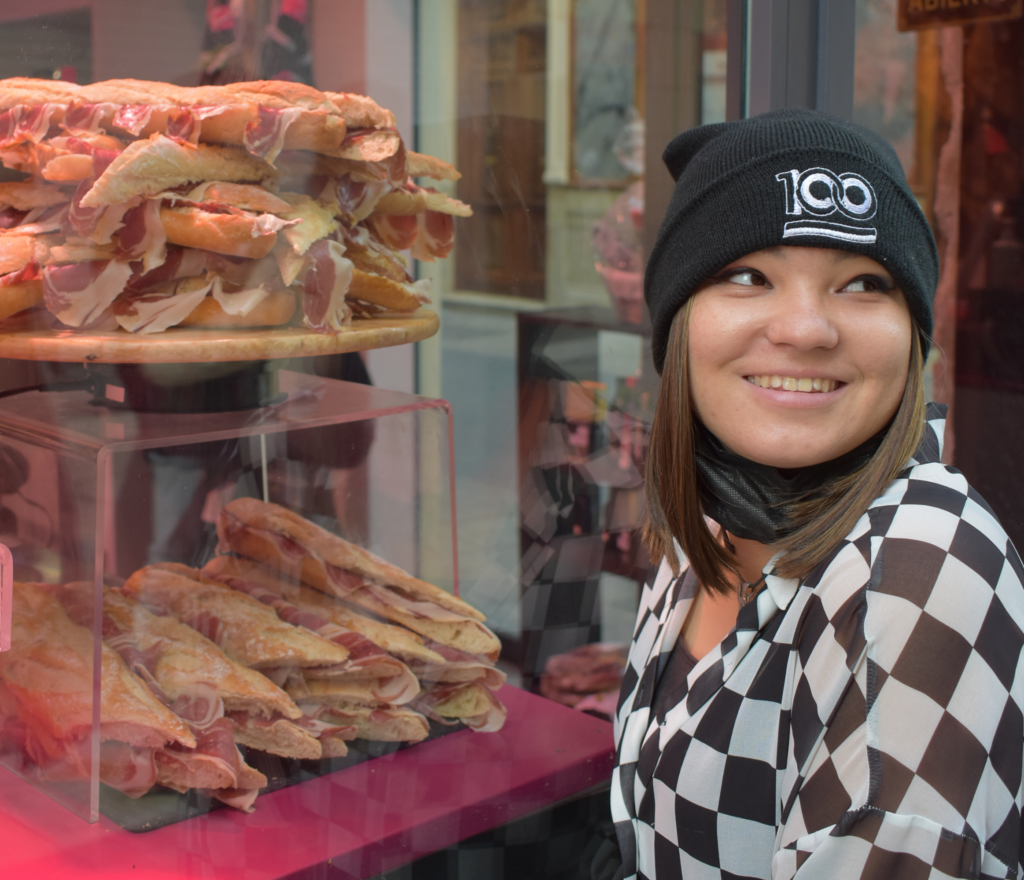 chica posando con bocatas de jamón