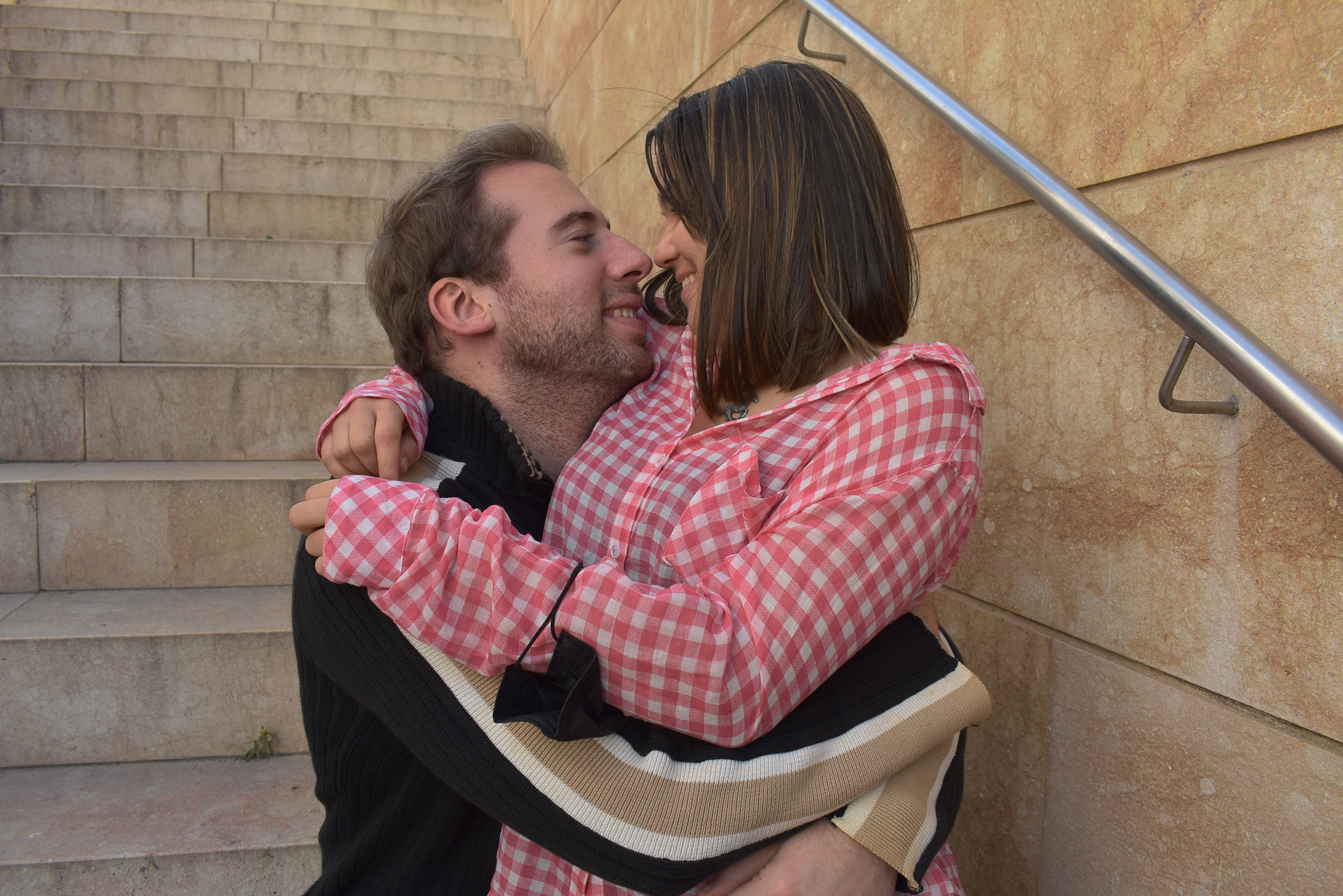 pareja posando cariñosamente