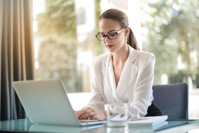 mujer escribiendo en teclado